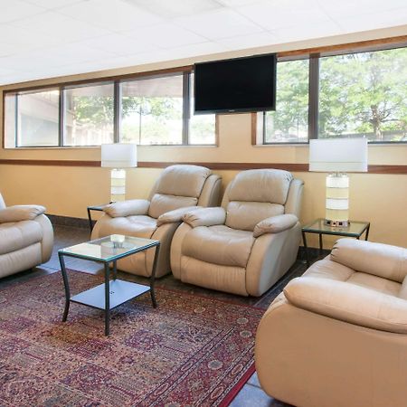 Days Inn & Suites By Wyndham Madison Heights Mi Экстерьер фото