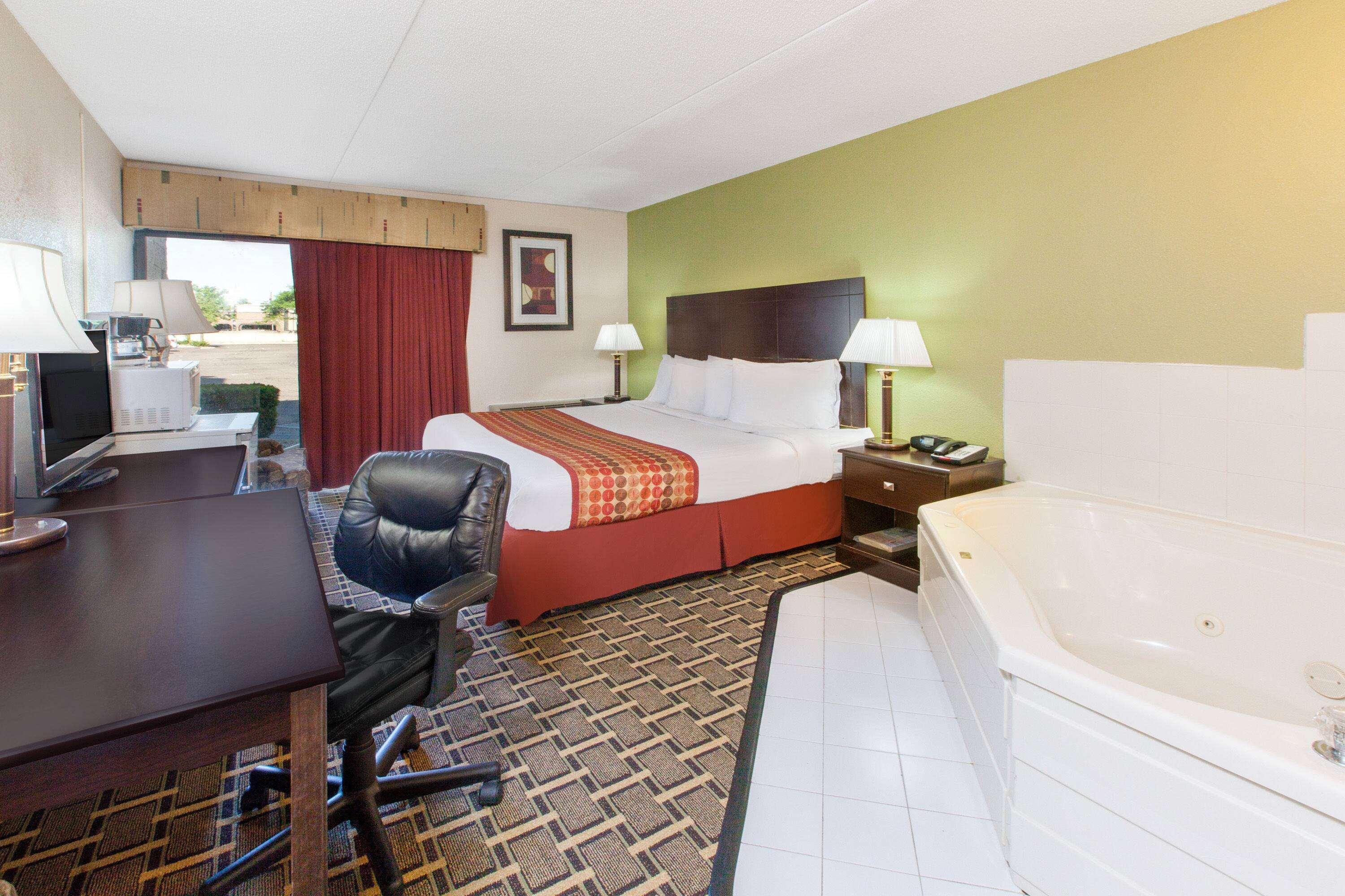 Days Inn & Suites By Wyndham Madison Heights Mi Экстерьер фото