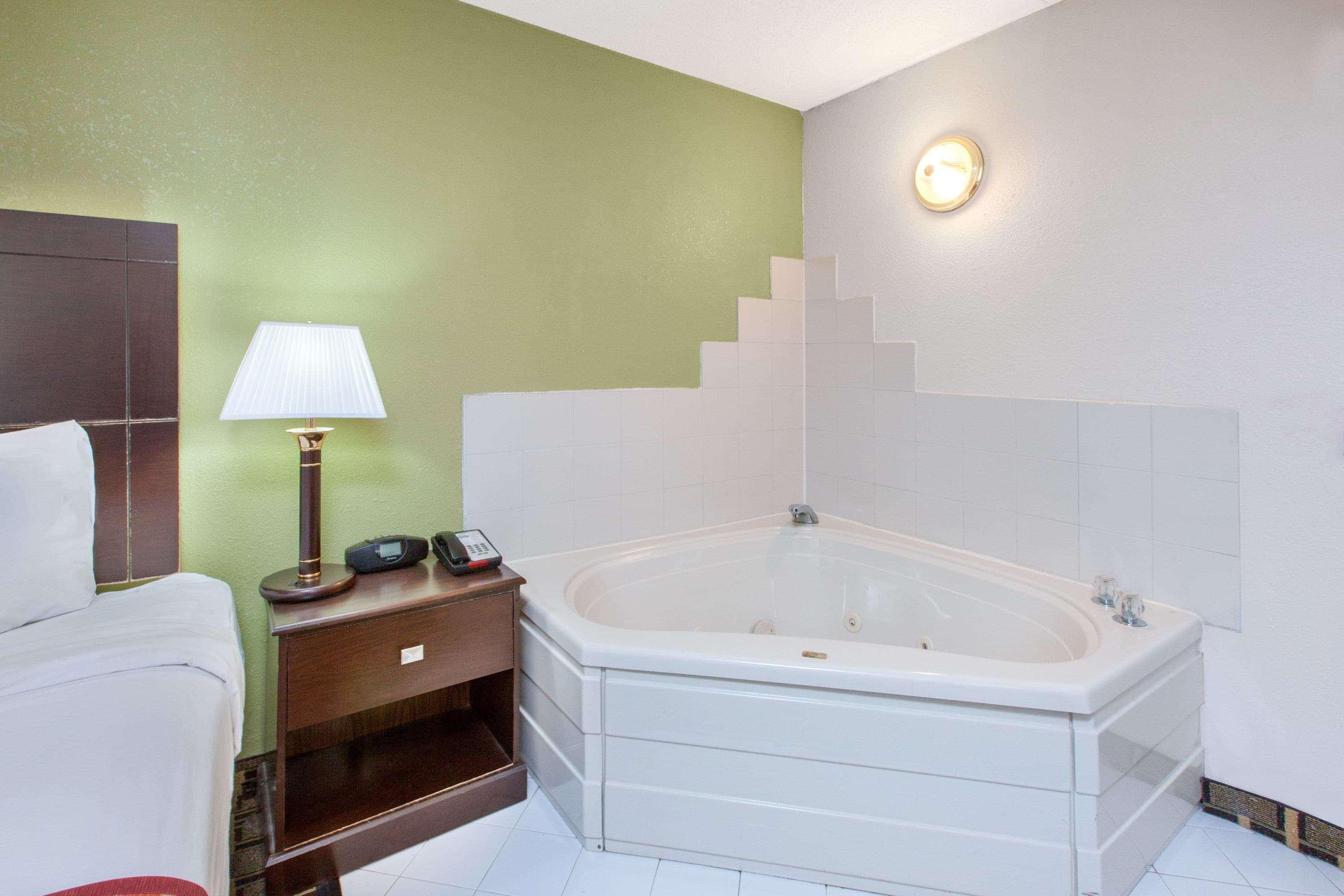 Days Inn & Suites By Wyndham Madison Heights Mi Экстерьер фото