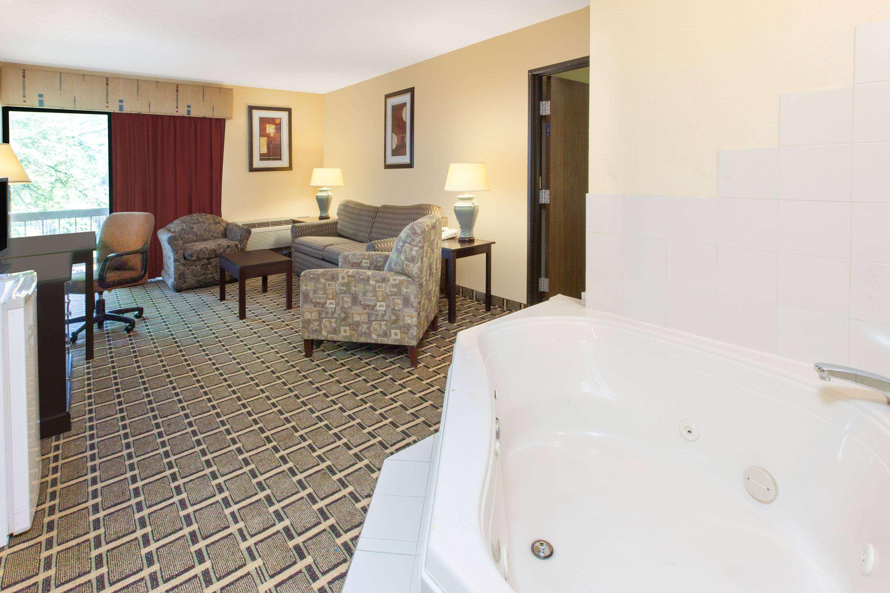 Days Inn & Suites By Wyndham Madison Heights Mi Экстерьер фото