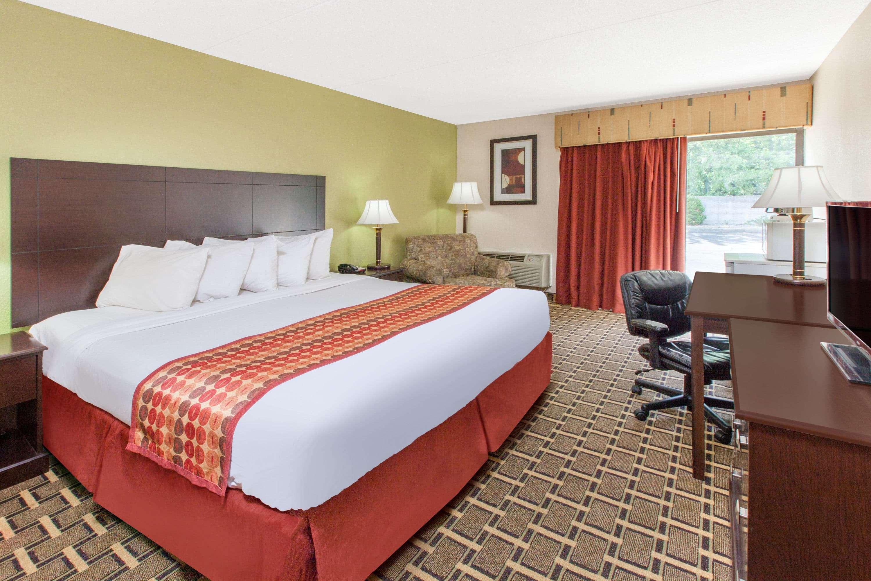 Days Inn & Suites By Wyndham Madison Heights Mi Экстерьер фото