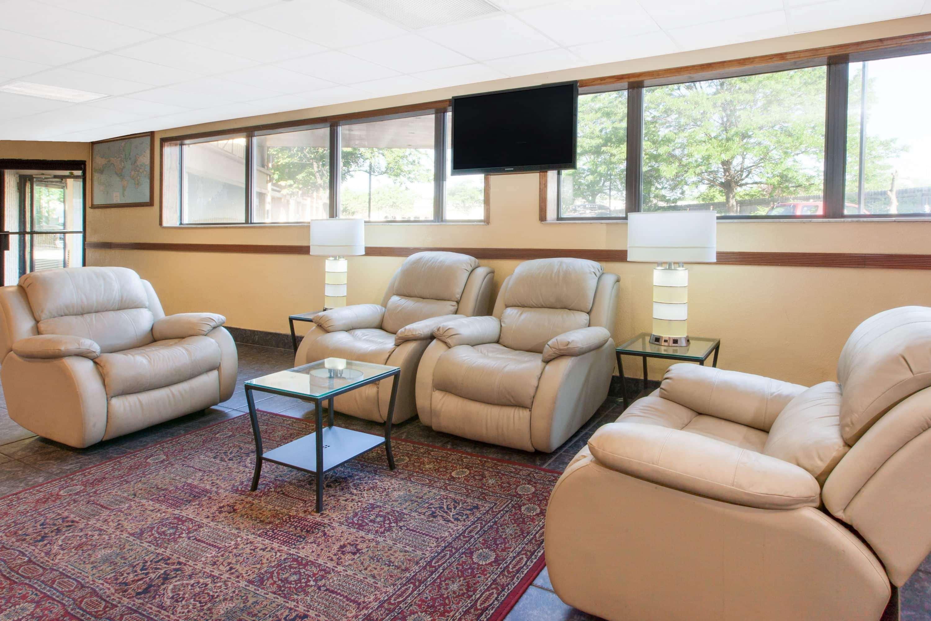 Days Inn & Suites By Wyndham Madison Heights Mi Экстерьер фото