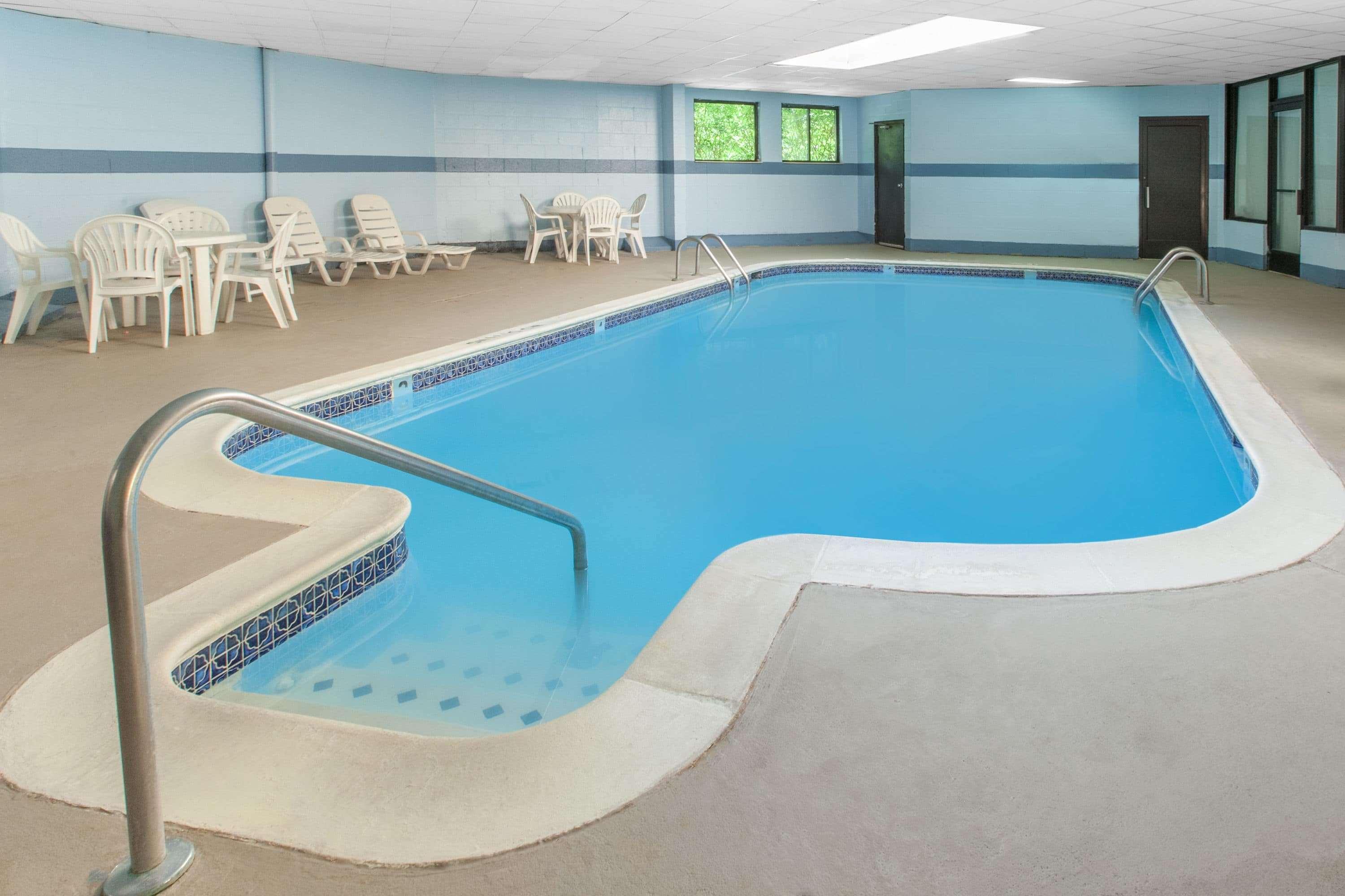 Days Inn & Suites By Wyndham Madison Heights Mi Экстерьер фото
