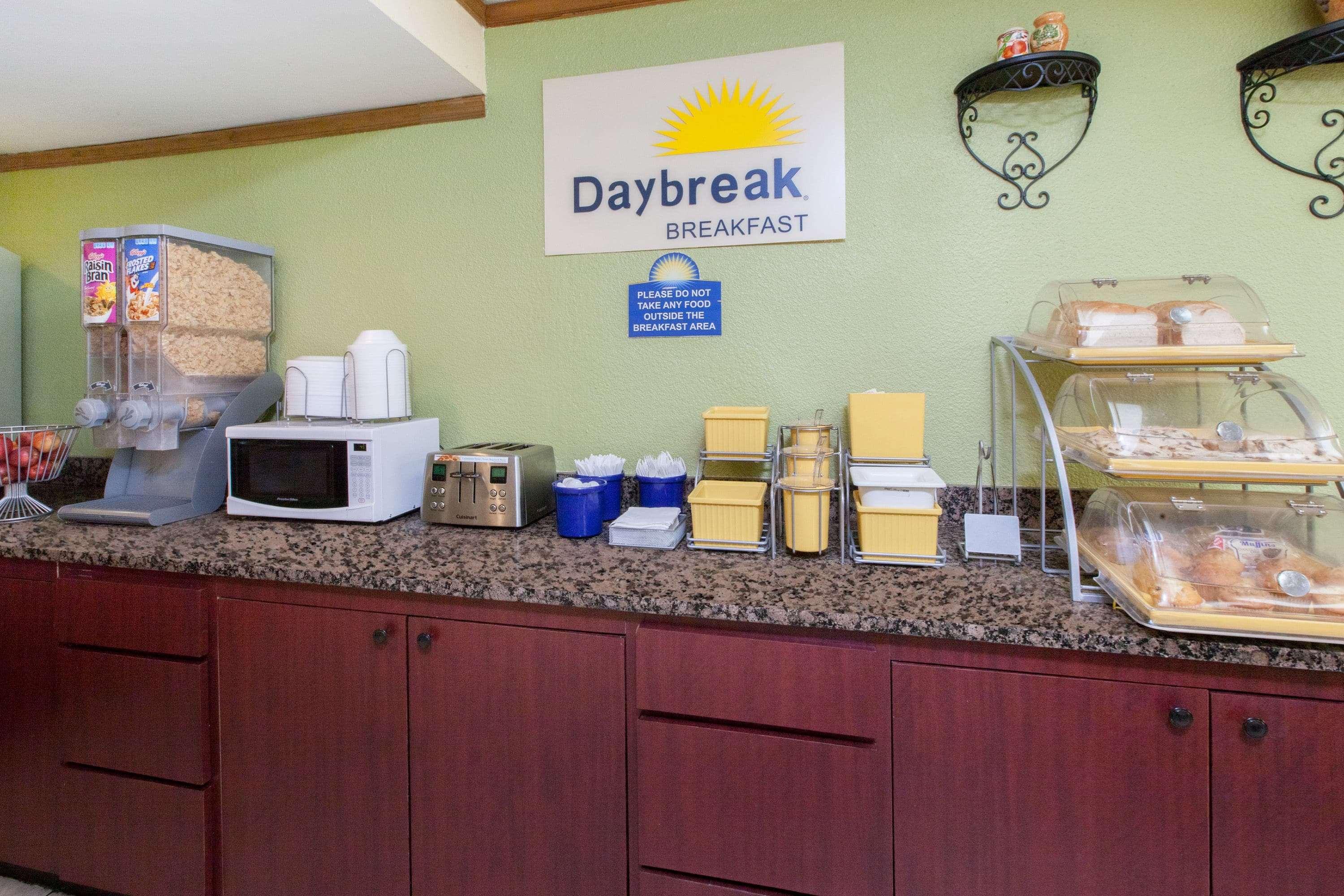 Days Inn & Suites By Wyndham Madison Heights Mi Экстерьер фото