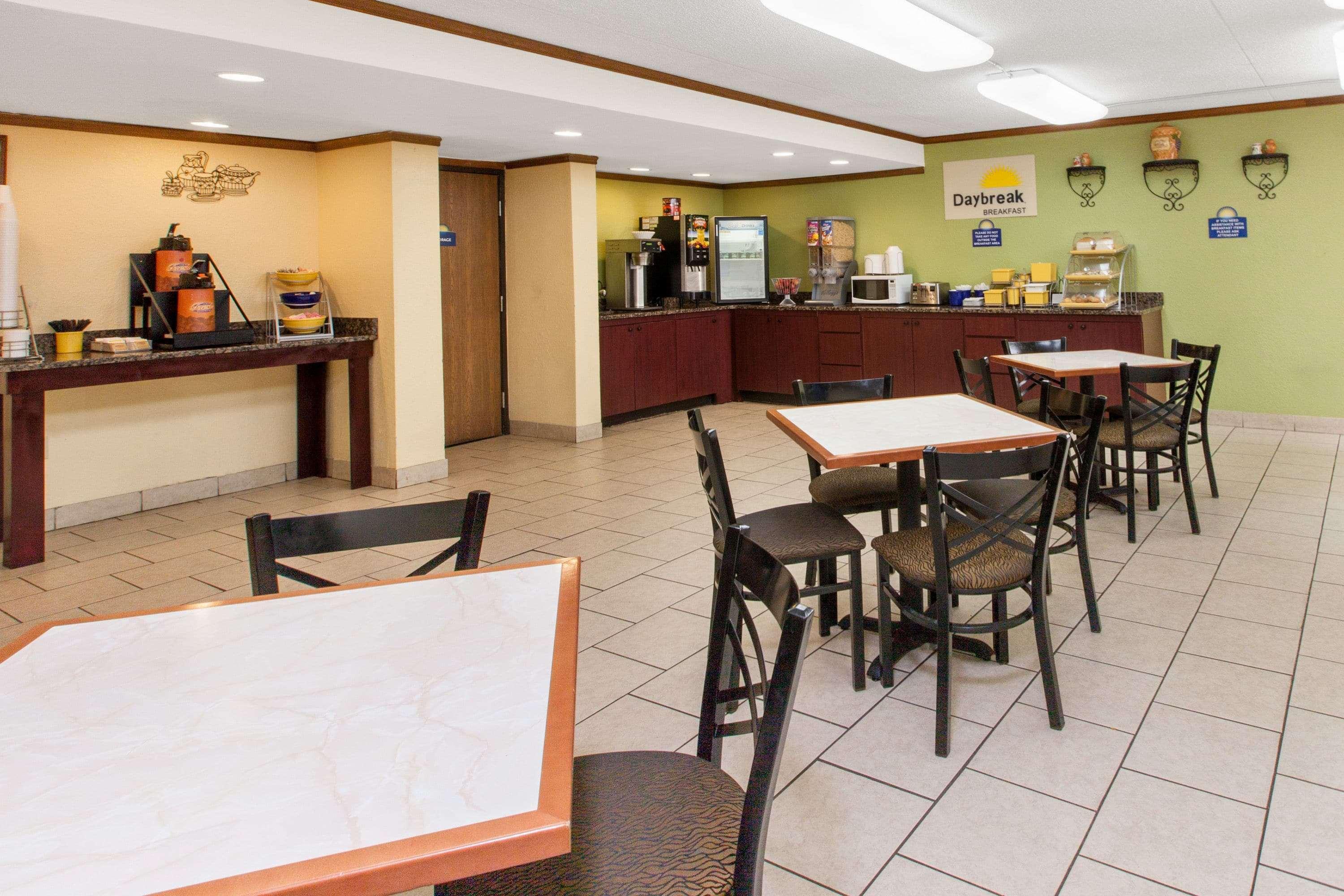Days Inn & Suites By Wyndham Madison Heights Mi Экстерьер фото