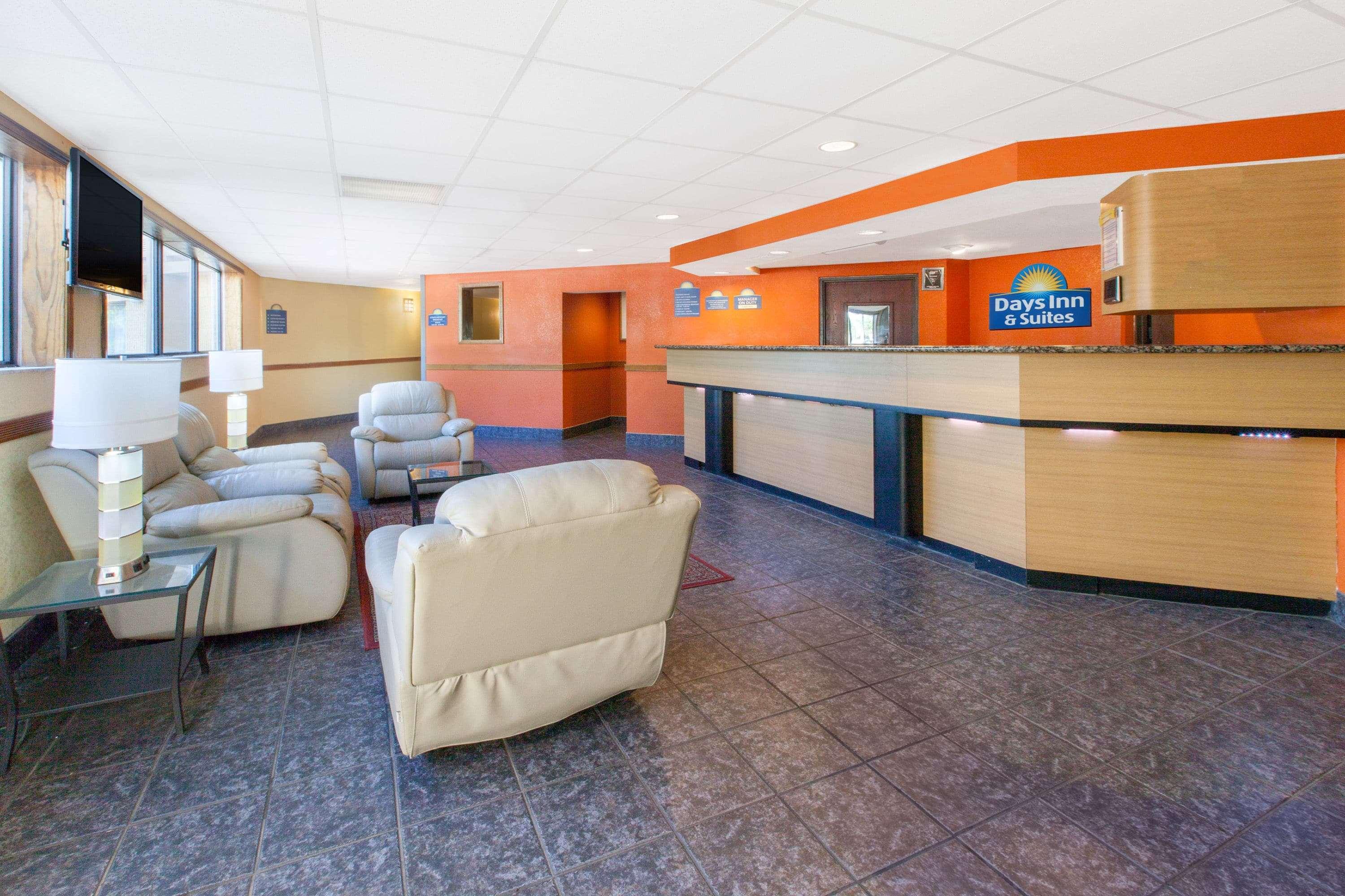 Days Inn & Suites By Wyndham Madison Heights Mi Экстерьер фото
