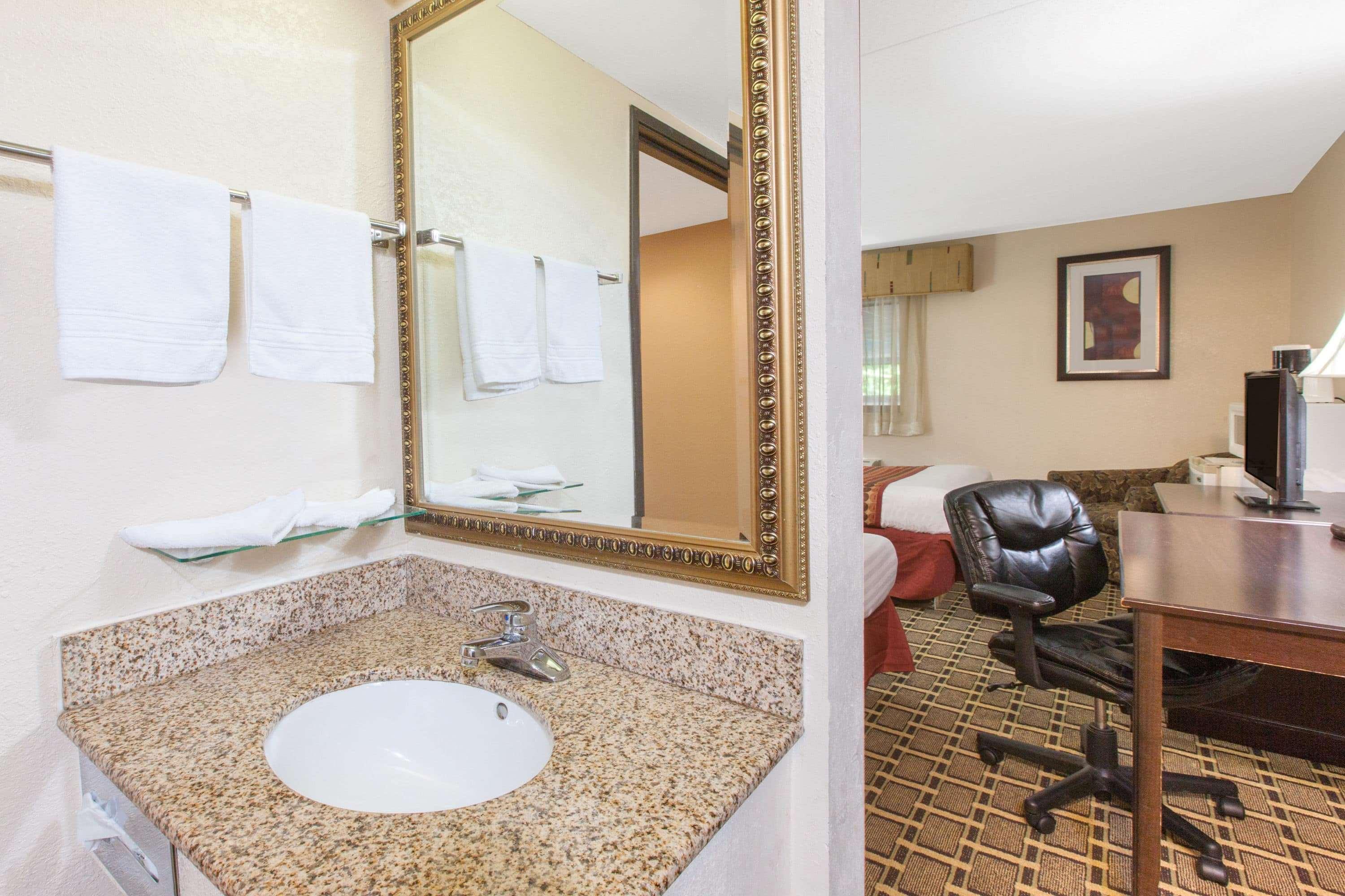 Days Inn & Suites By Wyndham Madison Heights Mi Экстерьер фото