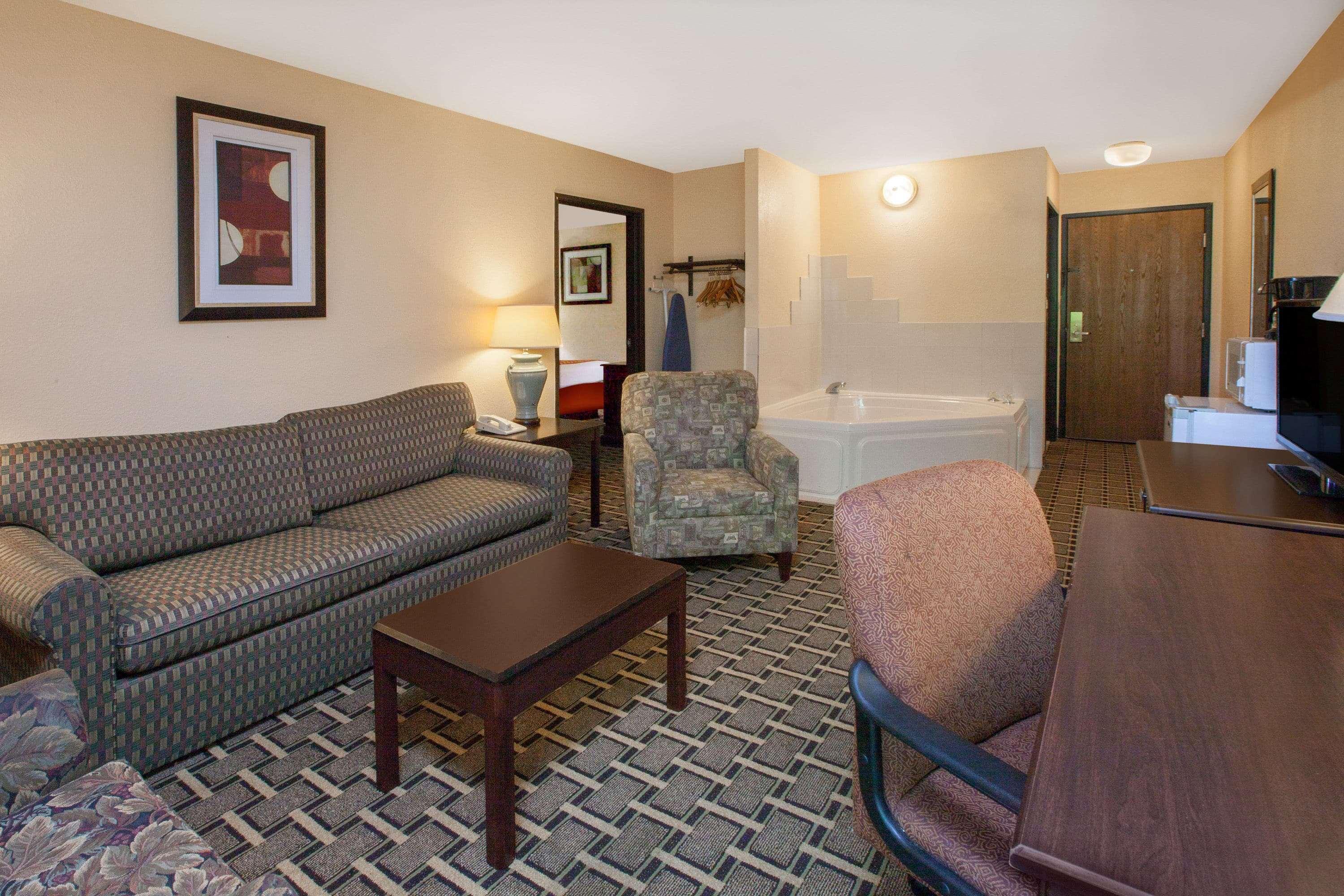 Days Inn & Suites By Wyndham Madison Heights Mi Экстерьер фото