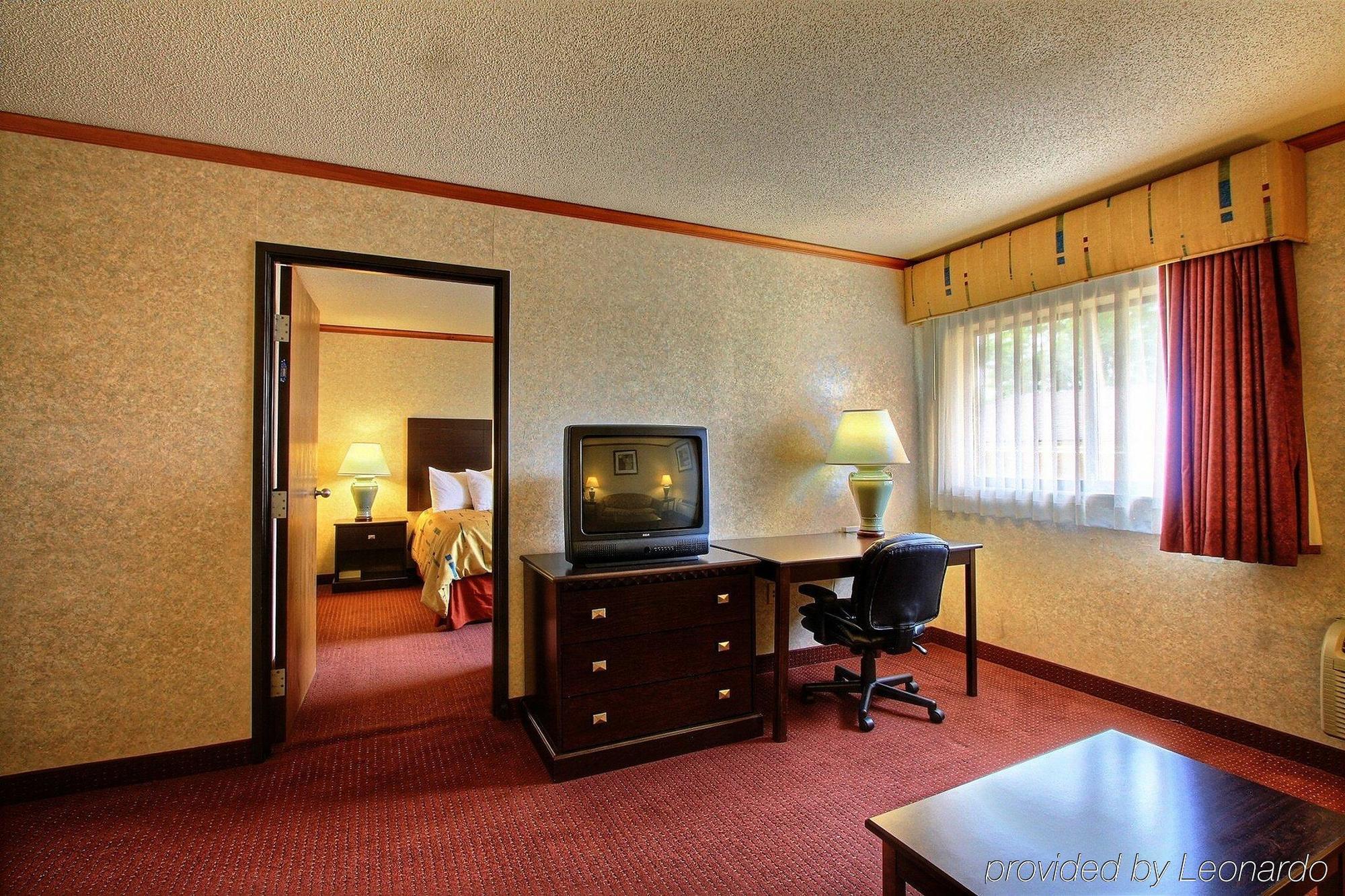 Days Inn & Suites By Wyndham Madison Heights Mi Номер фото