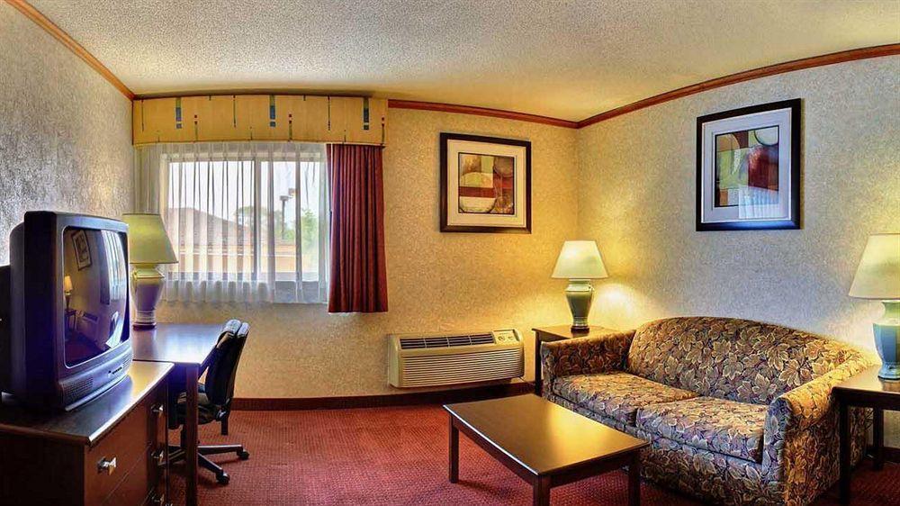 Days Inn & Suites By Wyndham Madison Heights Mi Экстерьер фото