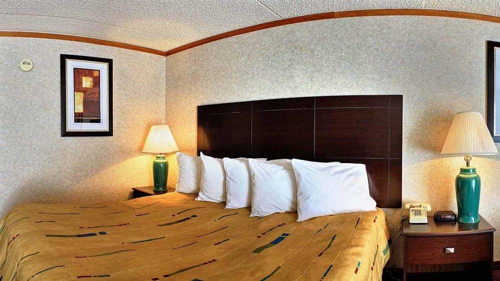Days Inn & Suites By Wyndham Madison Heights Mi Экстерьер фото