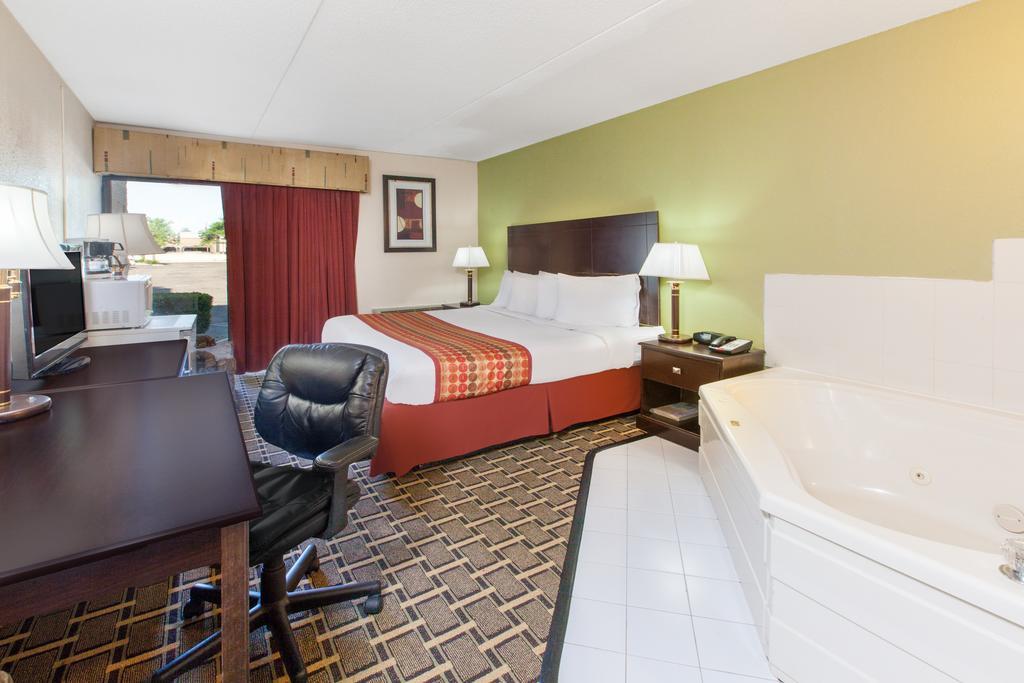 Days Inn & Suites By Wyndham Madison Heights Mi Экстерьер фото