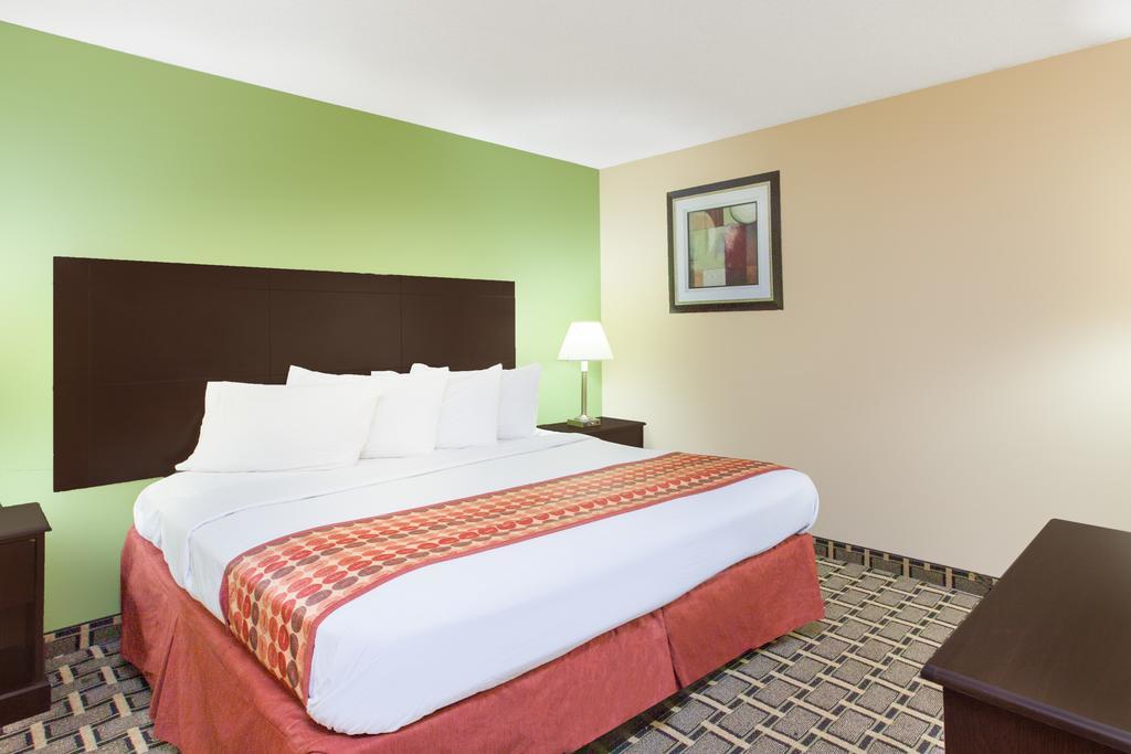 Days Inn & Suites By Wyndham Madison Heights Mi Экстерьер фото