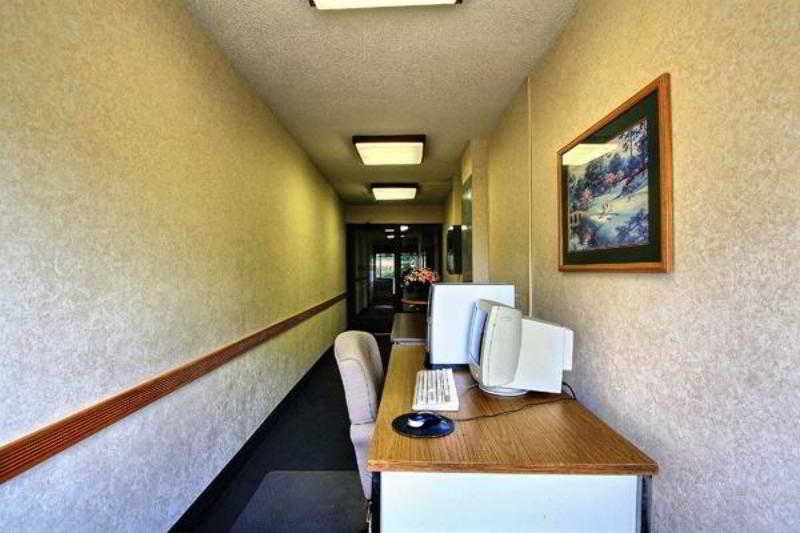 Days Inn & Suites By Wyndham Madison Heights Mi Экстерьер фото