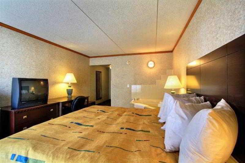 Days Inn & Suites By Wyndham Madison Heights Mi Экстерьер фото