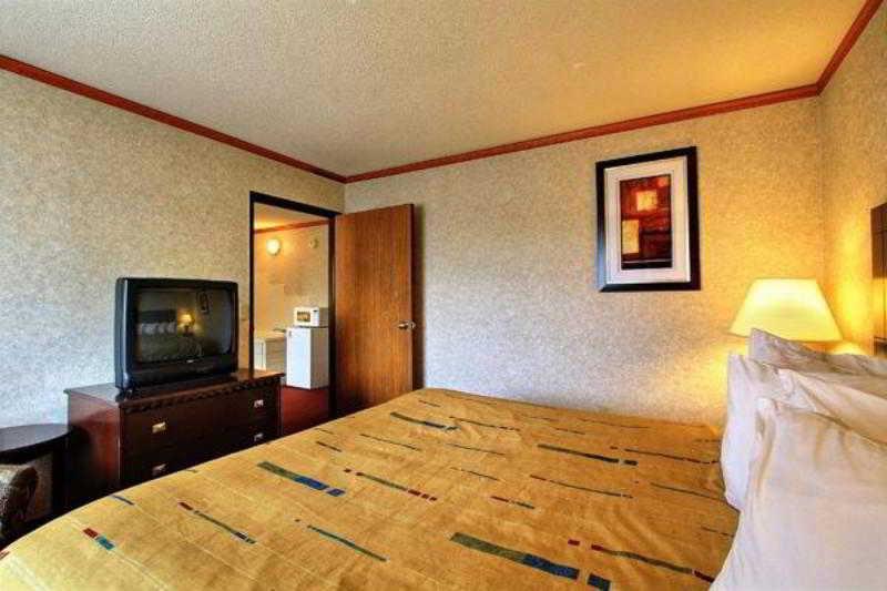 Days Inn & Suites By Wyndham Madison Heights Mi Экстерьер фото