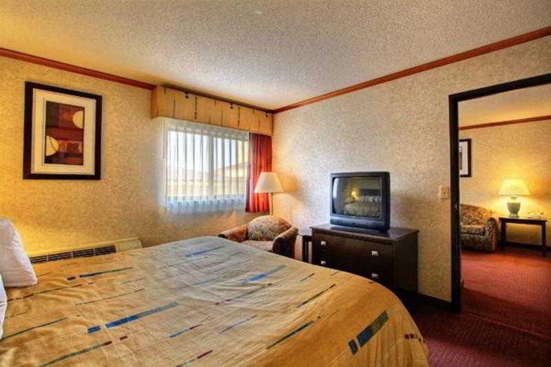 Days Inn & Suites By Wyndham Madison Heights Mi Экстерьер фото