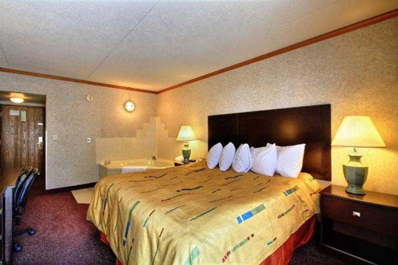 Days Inn & Suites By Wyndham Madison Heights Mi Экстерьер фото