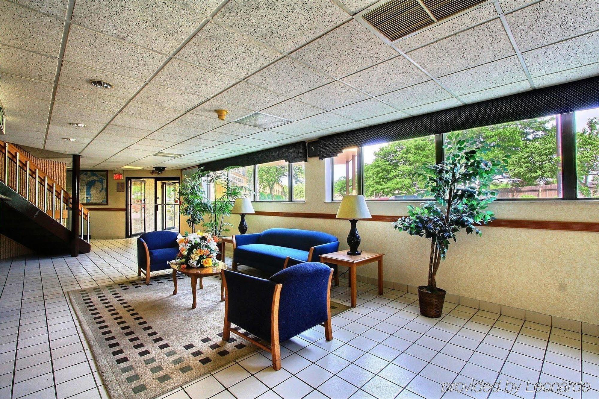 Days Inn & Suites By Wyndham Madison Heights Mi Интерьер фото