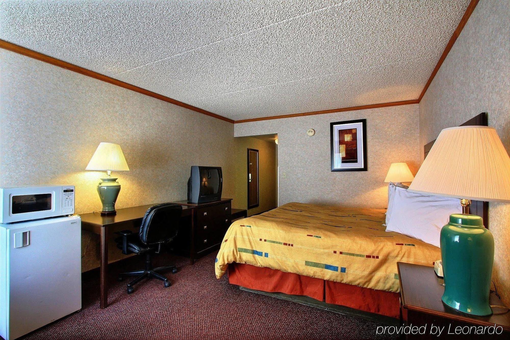 Days Inn & Suites By Wyndham Madison Heights Mi Экстерьер фото