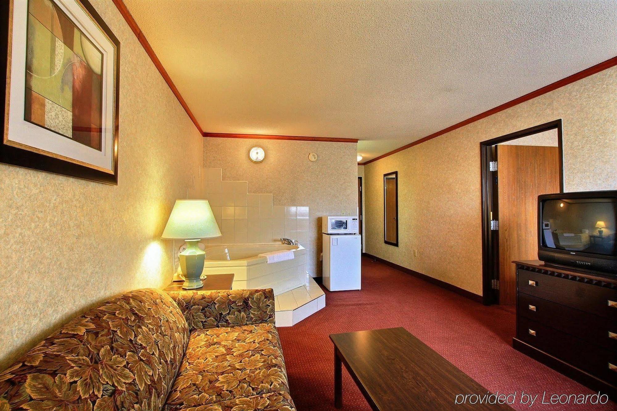 Days Inn & Suites By Wyndham Madison Heights Mi Экстерьер фото