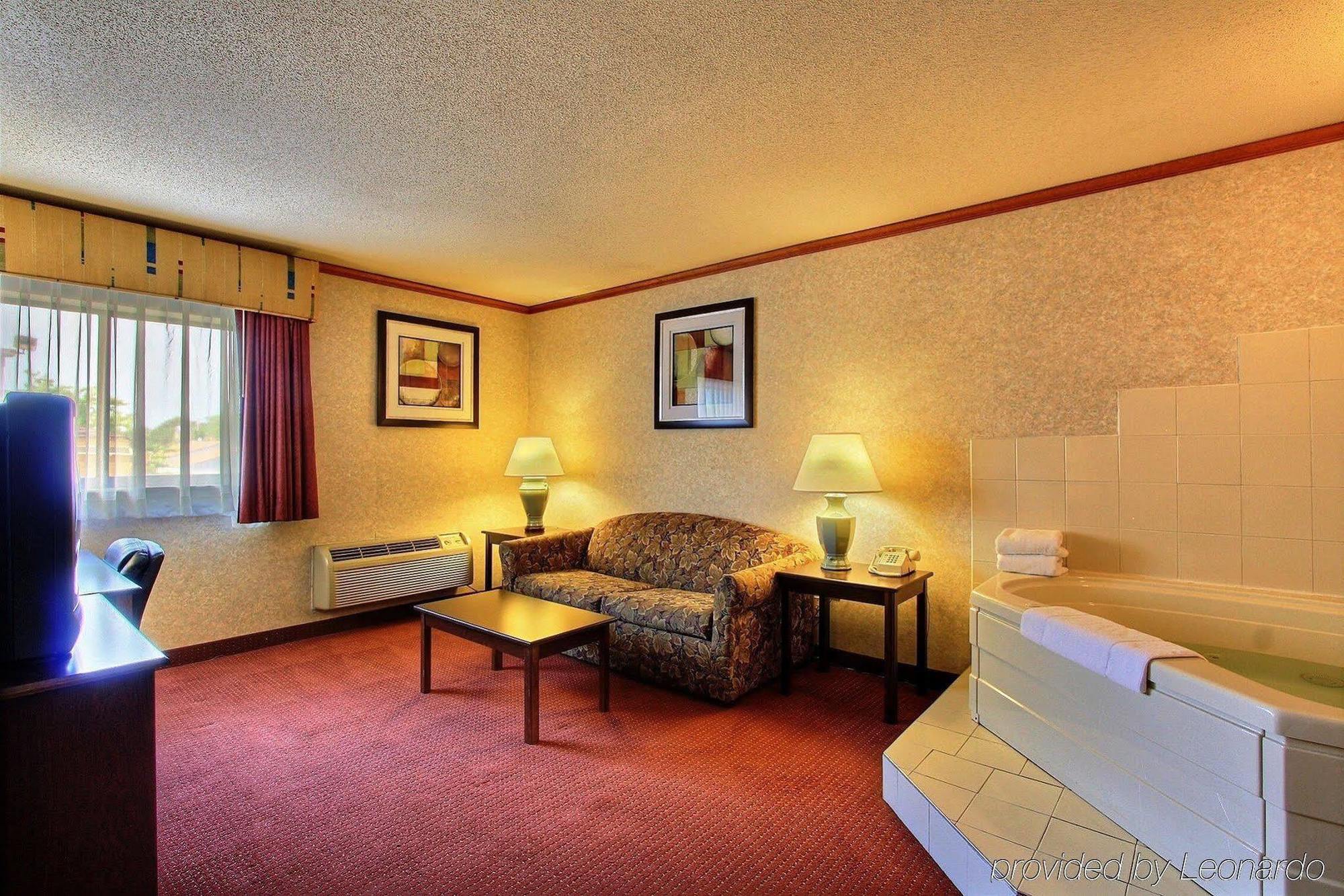 Days Inn & Suites By Wyndham Madison Heights Mi Экстерьер фото