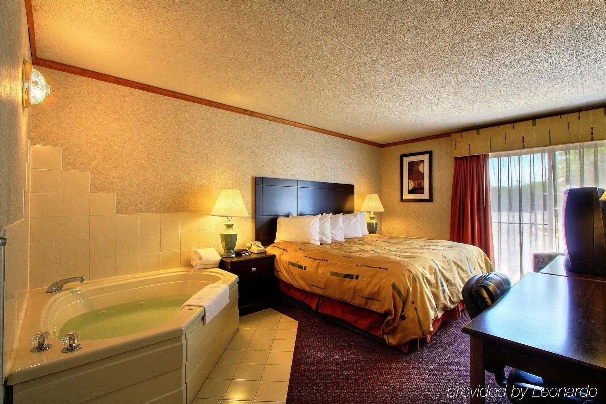 Days Inn & Suites By Wyndham Madison Heights Mi Экстерьер фото