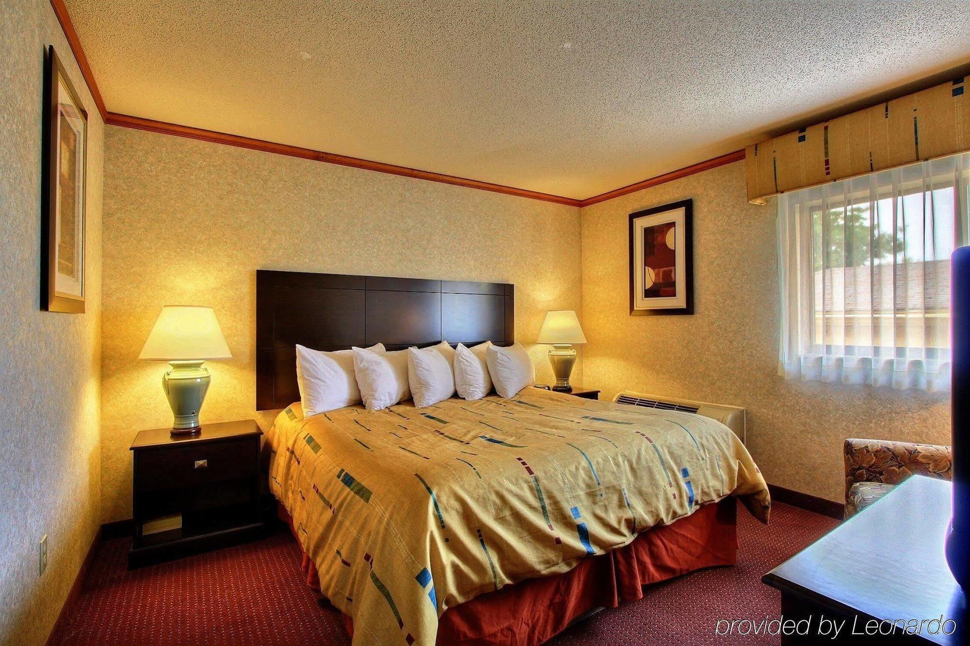 Days Inn & Suites By Wyndham Madison Heights Mi Номер фото